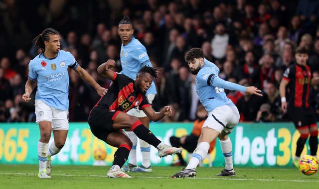 曼城主场逆转埃弗顿，保持领先位置