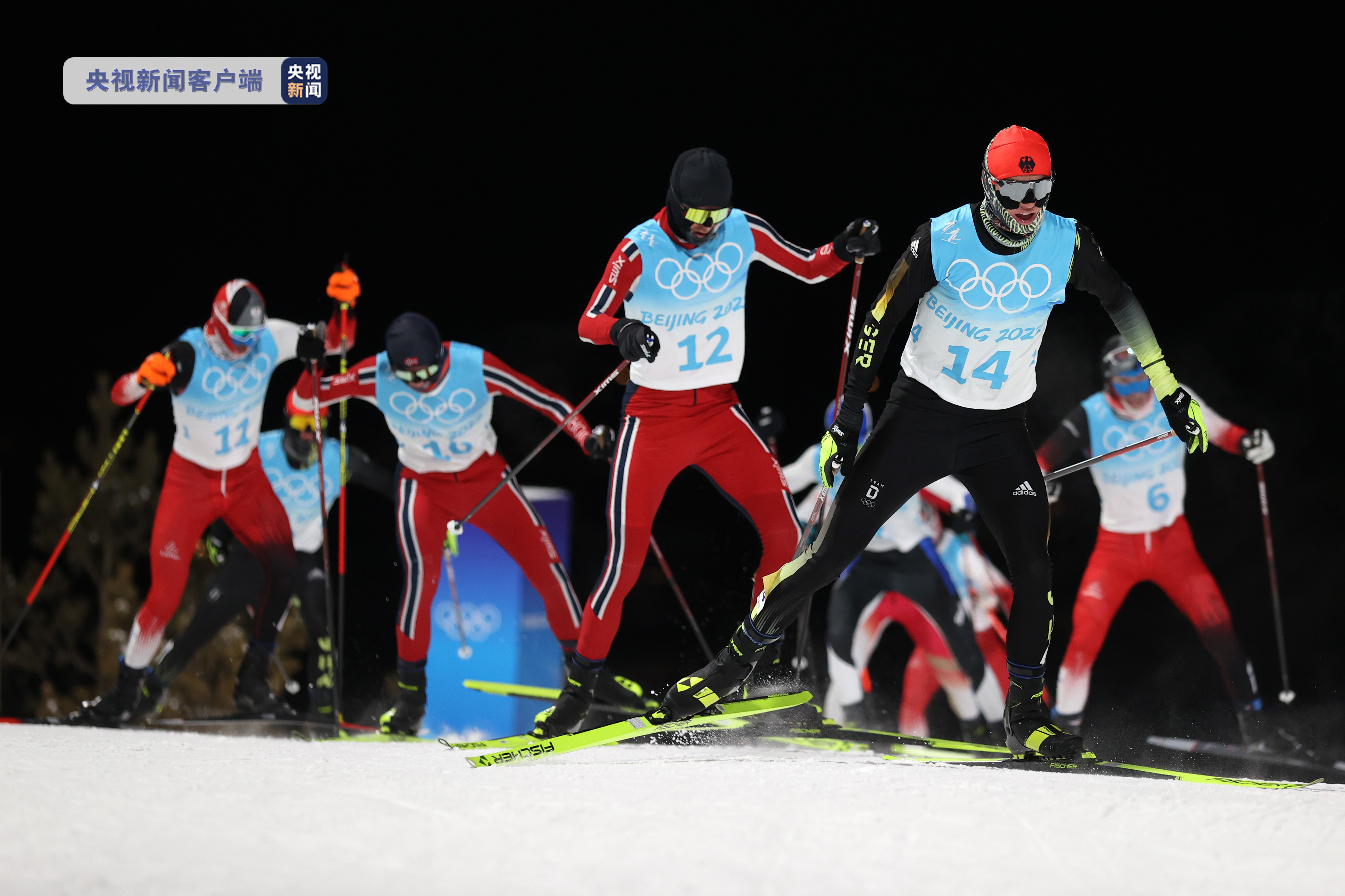 滑雪项目上北欧选手实现完美滑行