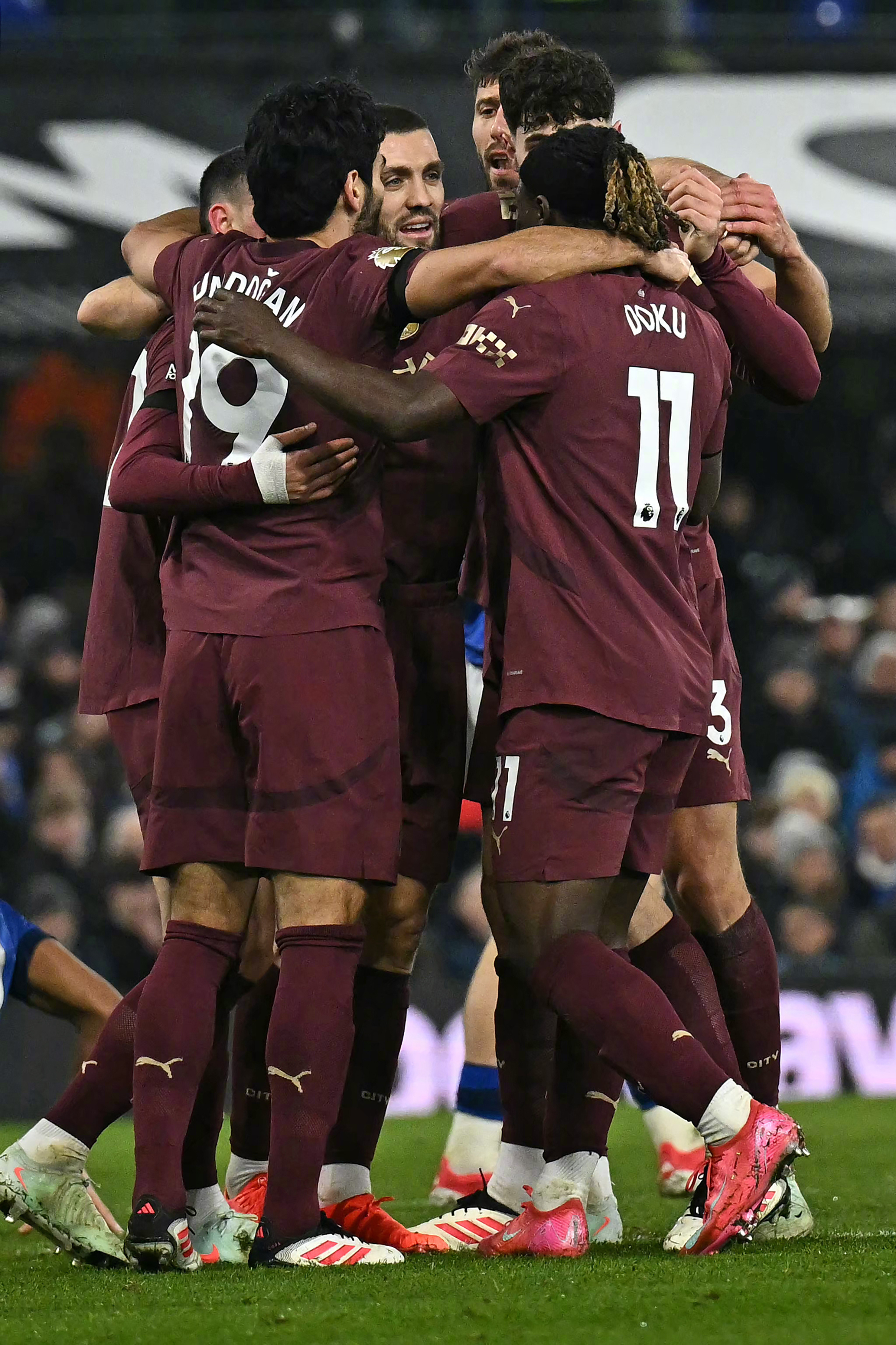 曼城客场大胜，轻松占据榜首