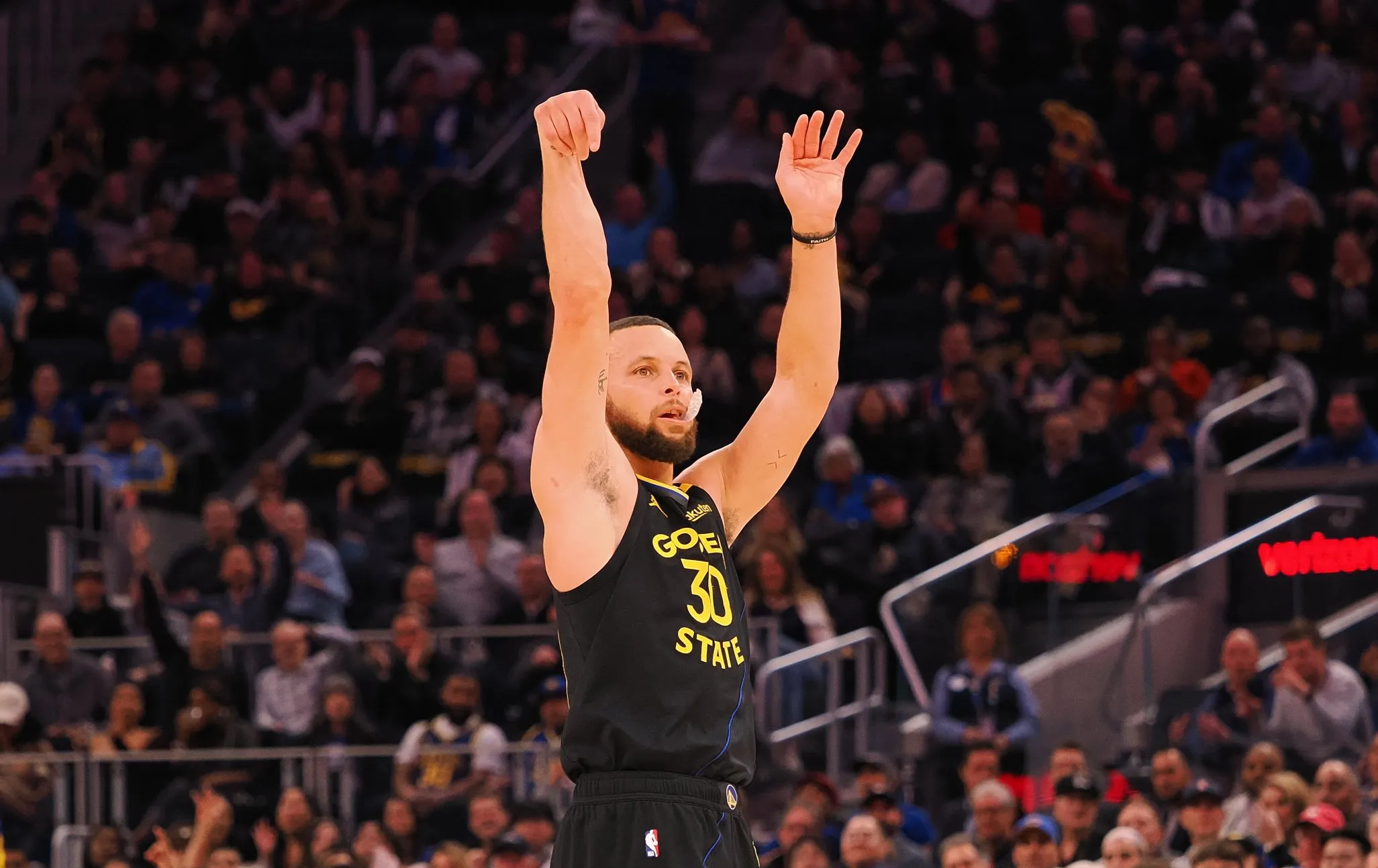 勇士队关键时刻冷静应对，凭借个人能力取胜