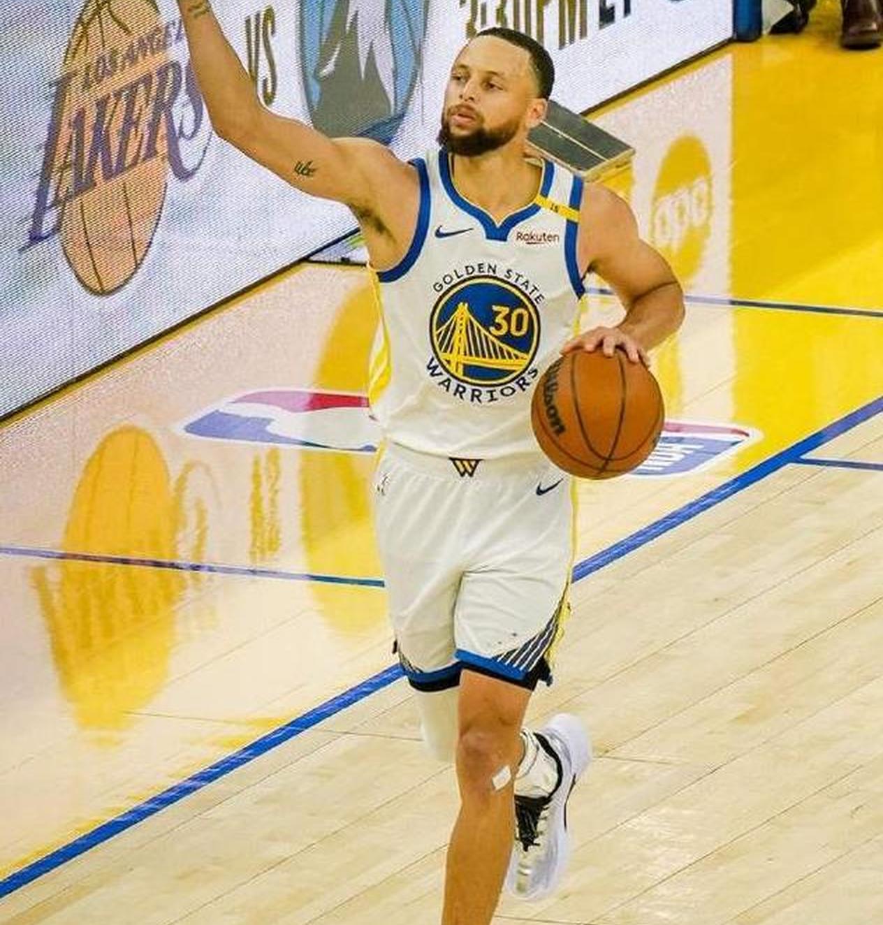 世俱杯分组-美国篮球巨星库里继续刷新纪录，成为焦点