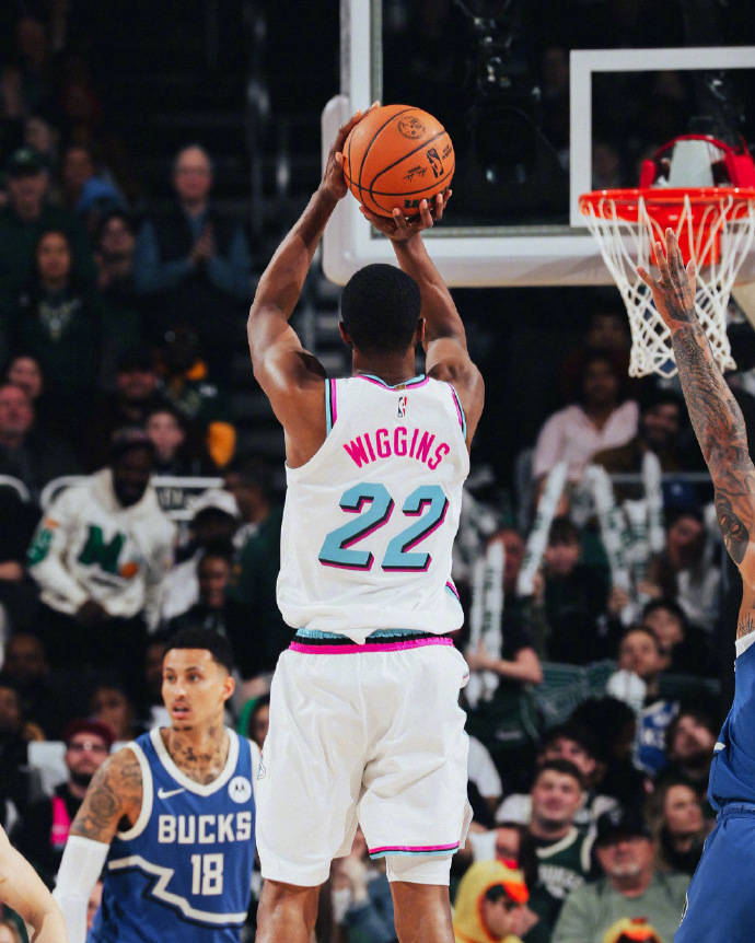 世俱杯-雄鹿主场逆转国王，继续保持不败