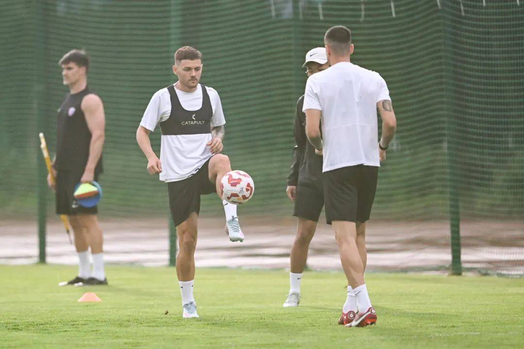 新援表现出色，球队士气大振的简单介绍