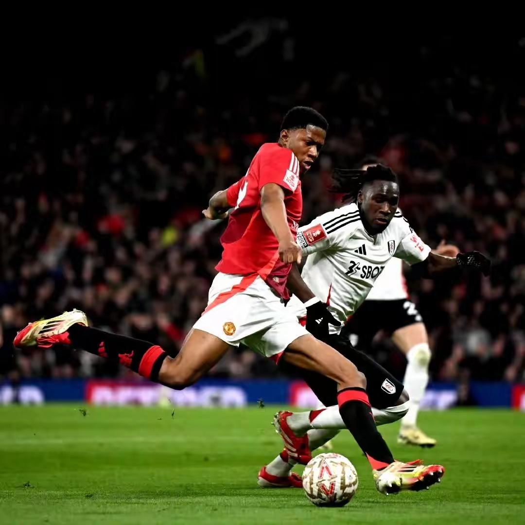 世俱杯参赛资格-激烈足球比拼场面火爆，争取胜利的意志坚定