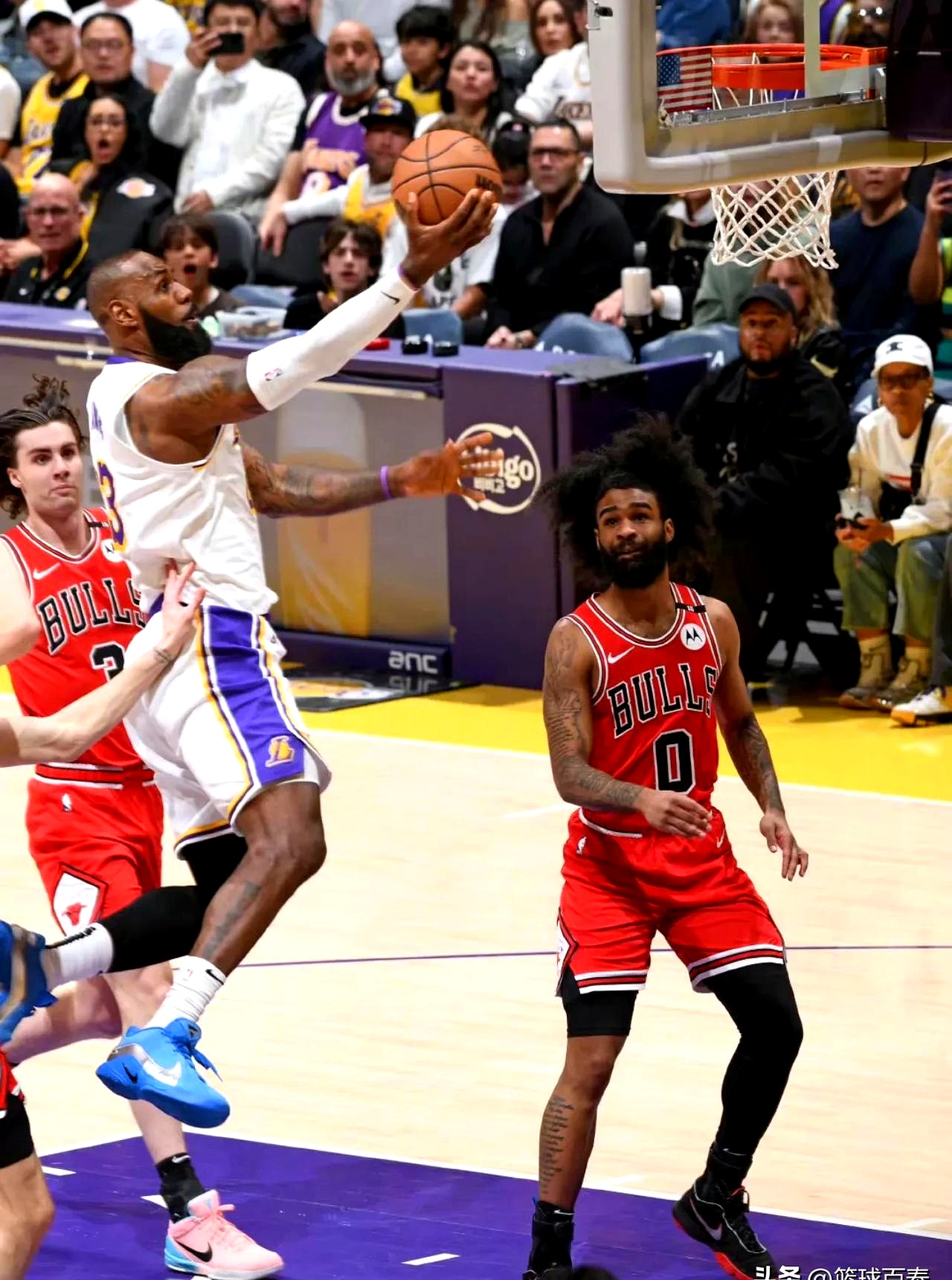 湖人队员连番进攻，对手随之败下阵来