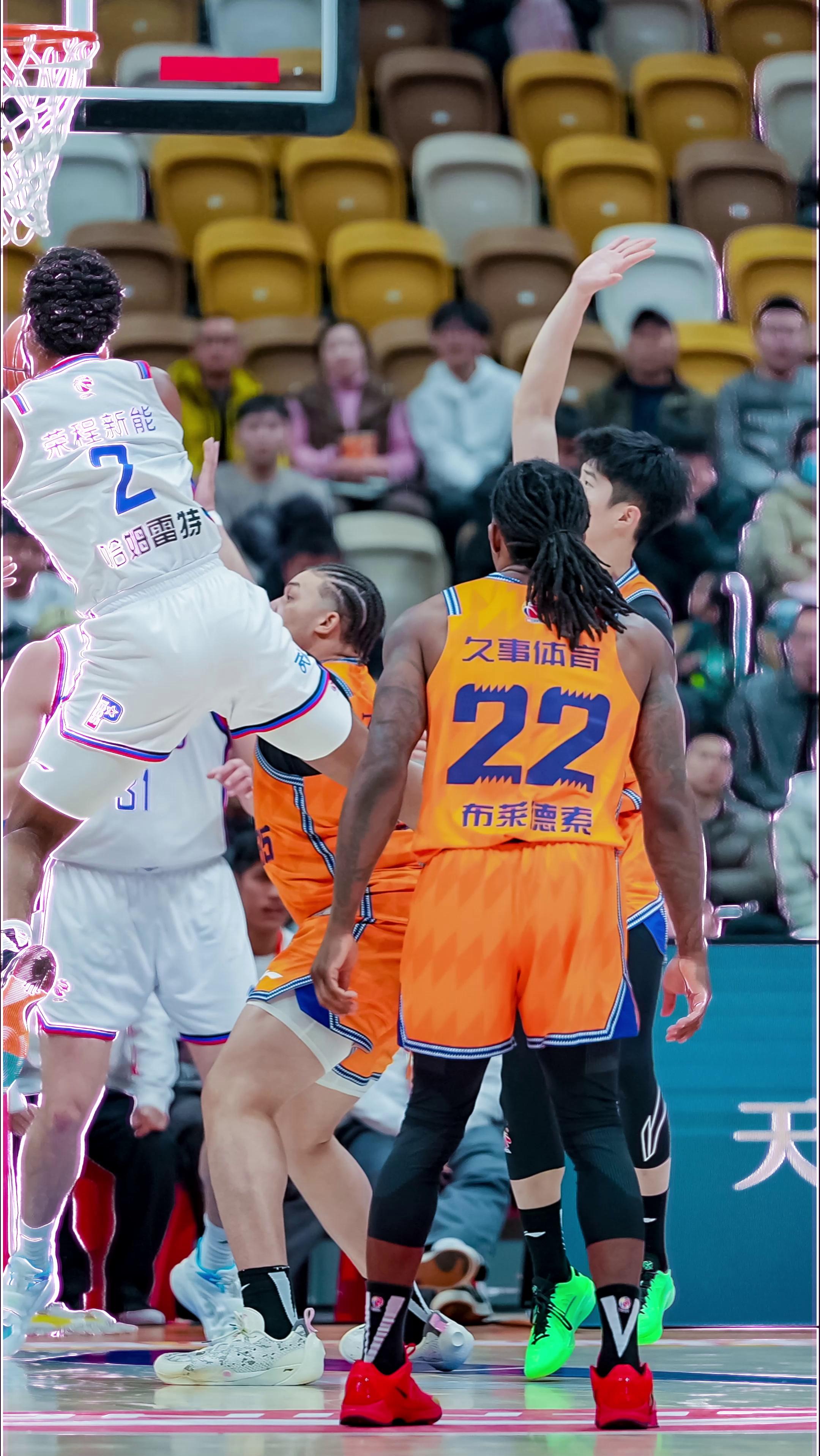 激烈比赛中的精彩瞬间令人心潮澎湃