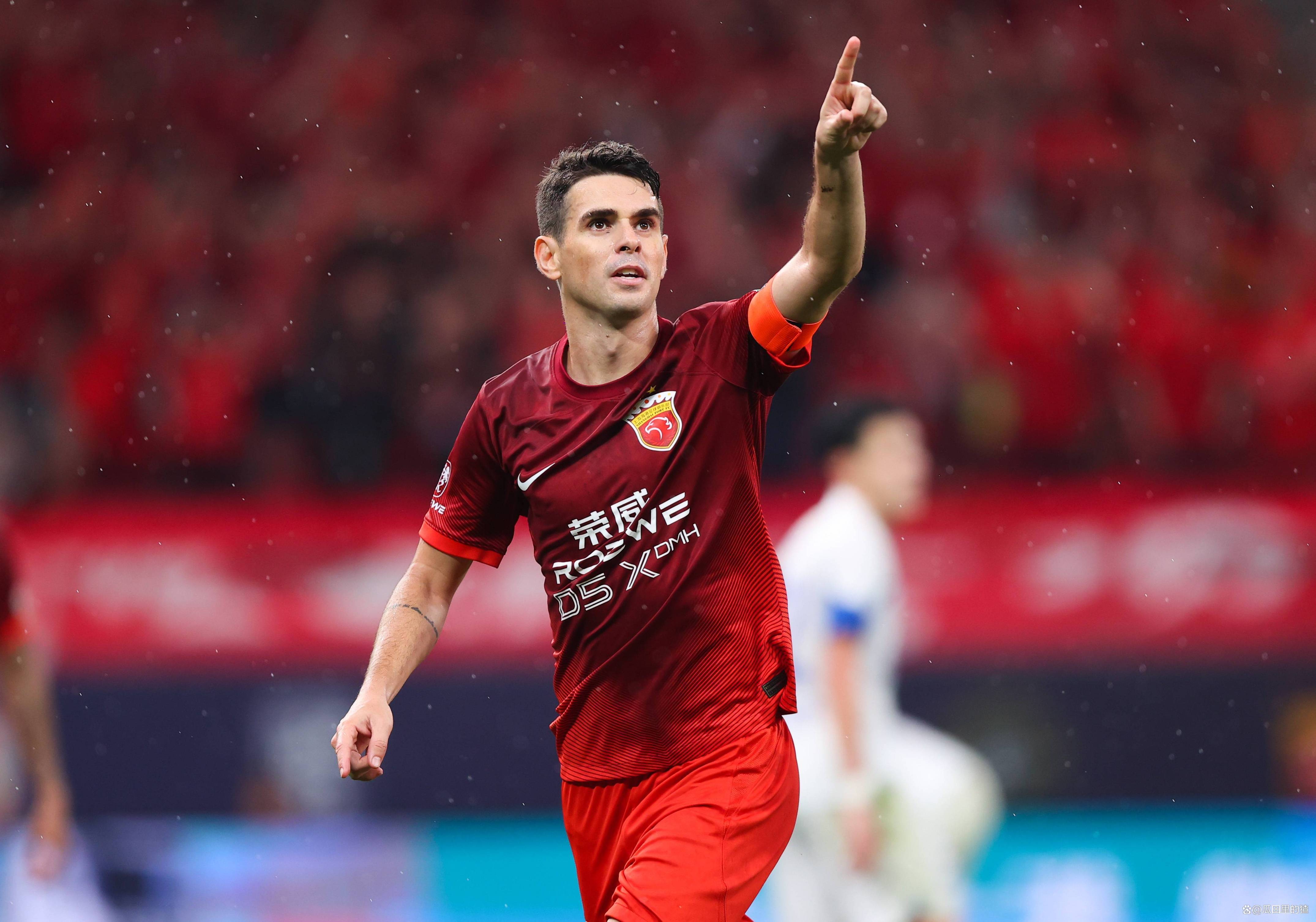 关于足球赛事中风生水起，球员们备战紧张的信息