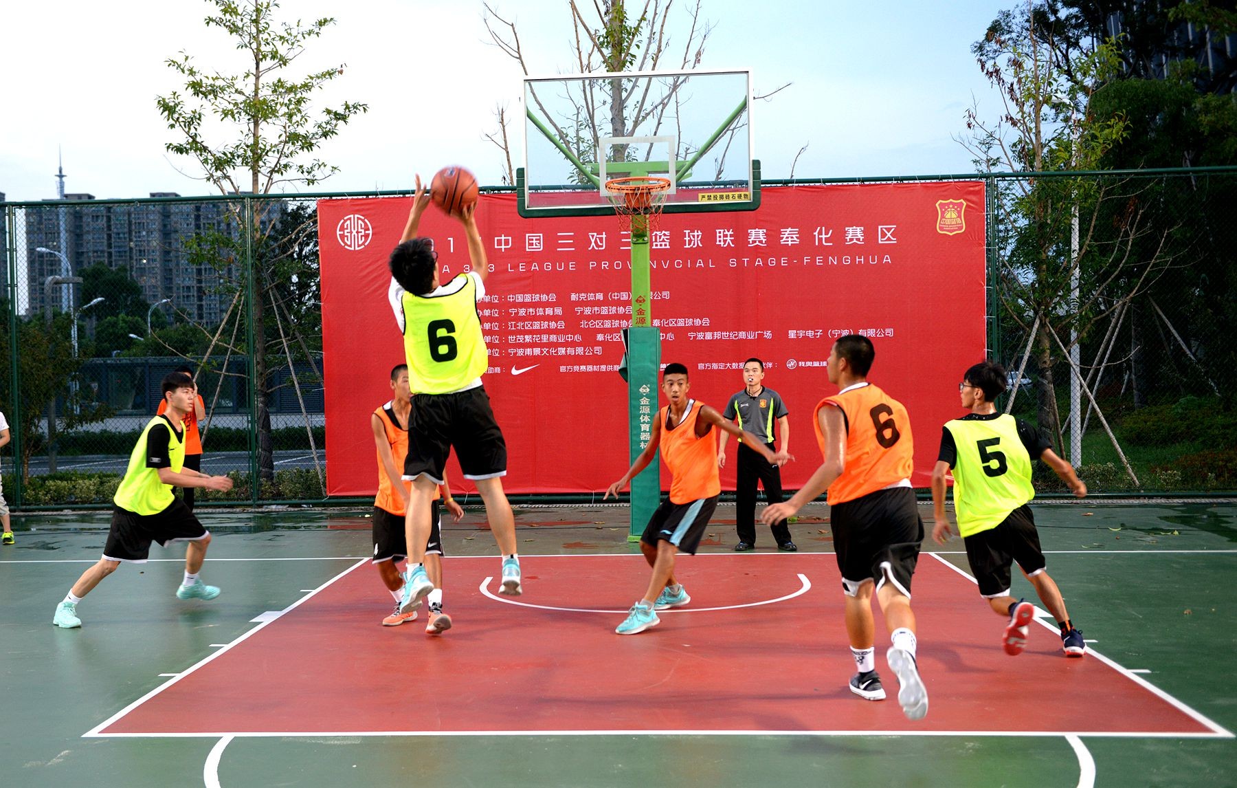 世俱杯改制-世锋赛篮球赛点燃激情，谁能披荆斩棘？