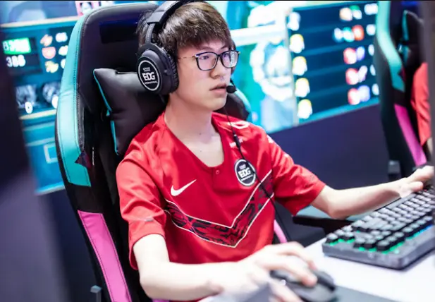 V5力克EDG，Jankos完成史诗逆转强强对话四强赛，成为赛场最大亮点的简单介绍