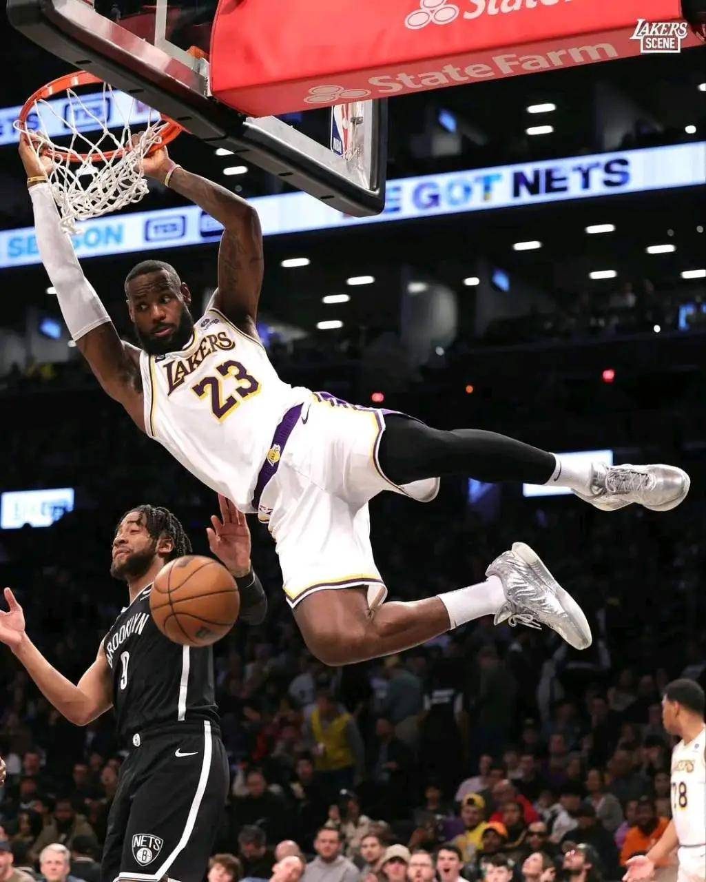 詹姆斯三分绝杀骑士逆转篮网