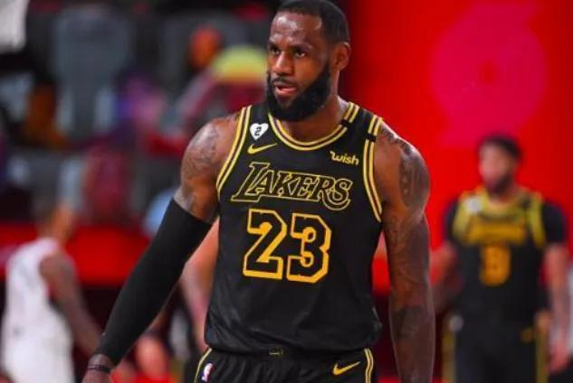 世俱杯决赛-福斯特队挫败对手，险胜对手