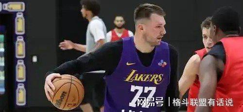 世俱杯分组-湖人主帅因战术失误遭质疑