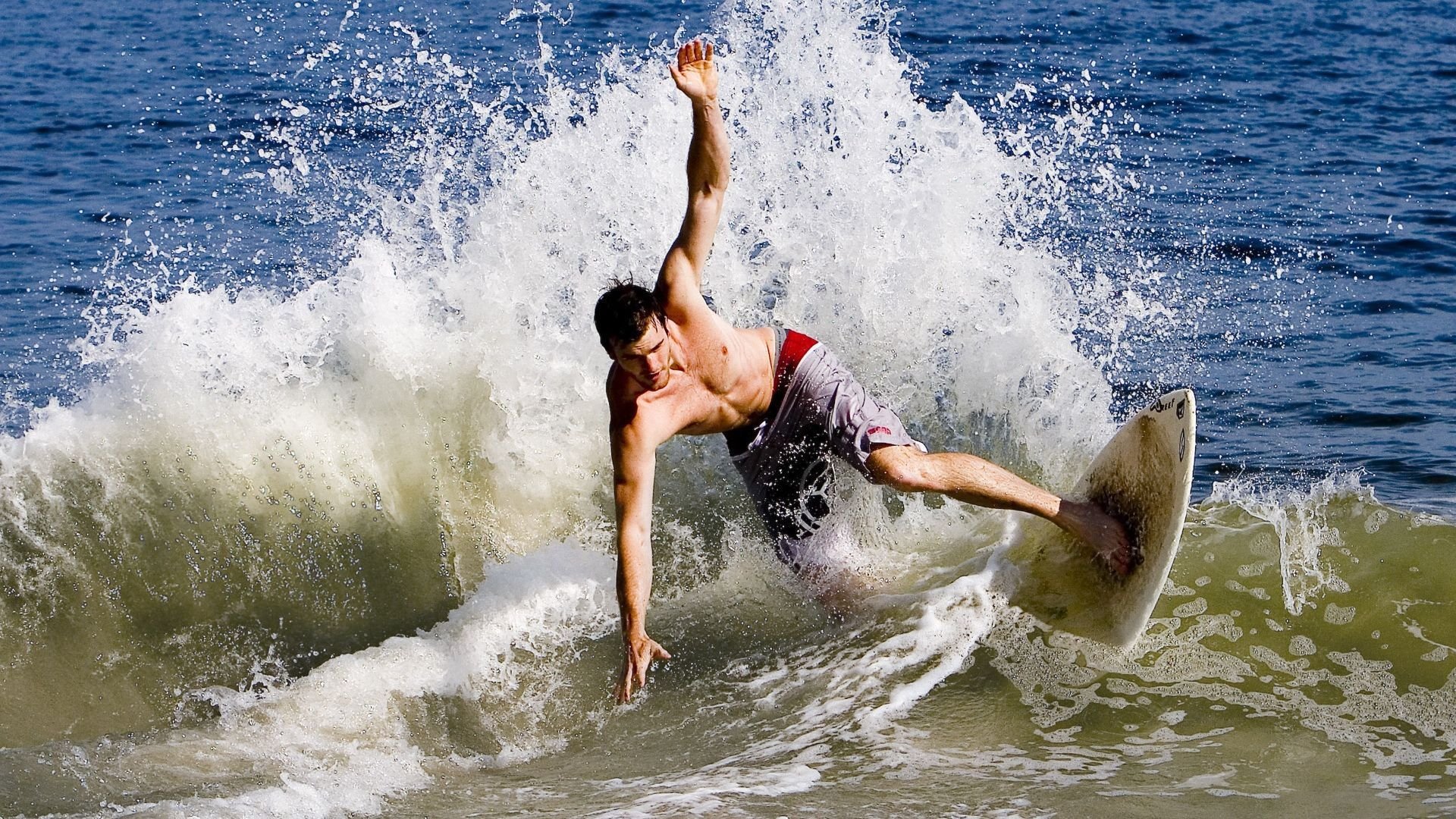 孤岛与洪流，霍勒迪攻防两端的统治，如何将活塞扛过争冠路上的湍流