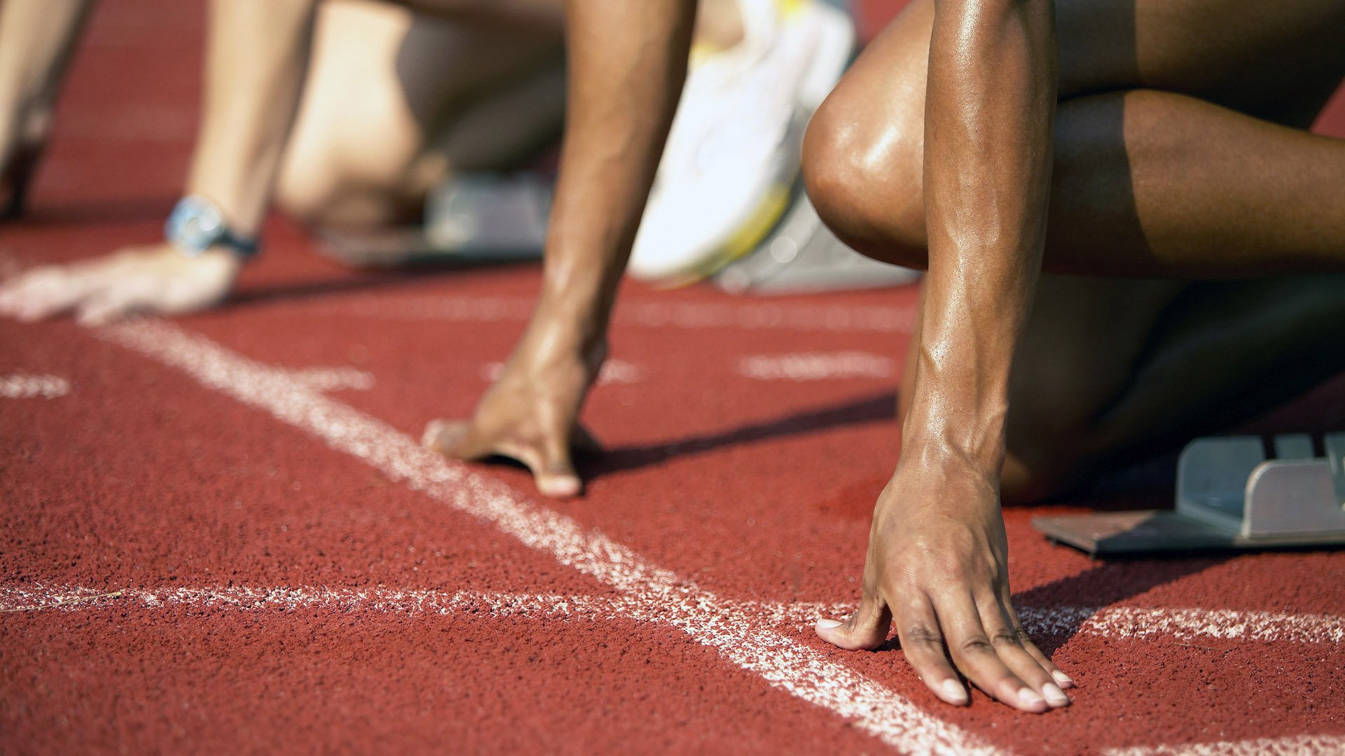 霓虹擂台与泥泞战场，阿尔卡拉斯如何以关键制胜，让年终总决赛的星光碾压戴维斯杯的硝烟